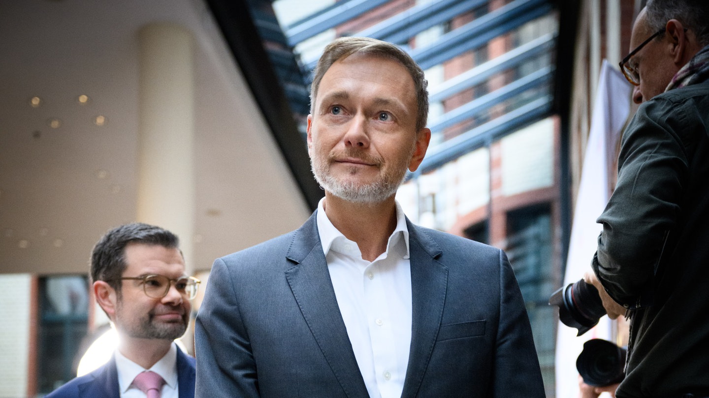 Christian Lindner (r), Bundesvorsitzender der FDP, und der neue FDP-Generalsekretär, Marco Buschmann