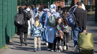 Flüchtlinge kommen in einer Erstaufnahmeeinrichtung an