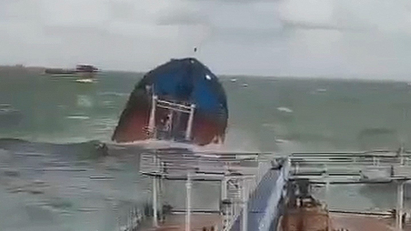 Einer der havarierten Tanker (Screenshot aus Video der russischen Behörden)