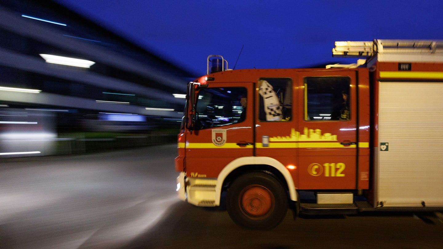 Ein Fahrzeug der Feuerwehr fährt vor einen Sammelplatz