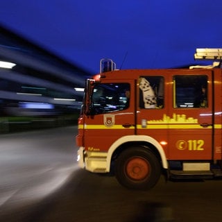 Ein Fahrzeug der Feuerwehr fährt vor einen Sammelplatz