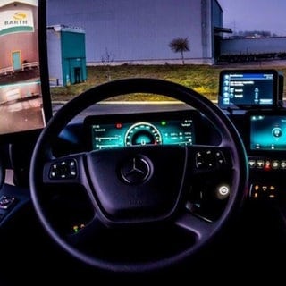 Blick aus dem Führerhaus eines Mercedes-LKW der Spedition Barth in Laupheim (Screenshot)