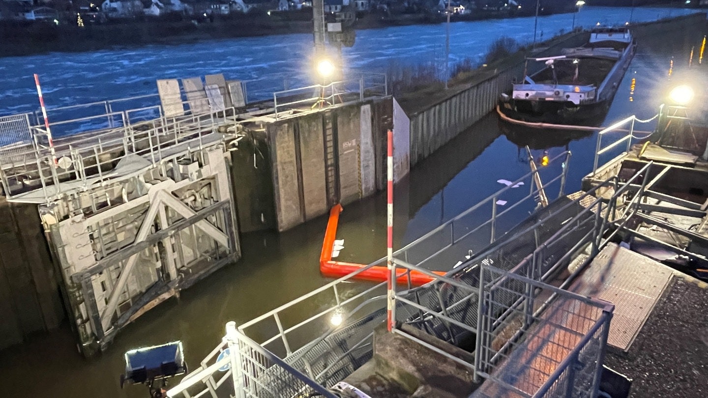 An der Schleuse Müden ist ein Torflügel beschädigt. Wegen eines beschädigten Tors an einer Schiffsschleuse bleibt der Schiffsverkehr auf der Mosel voraussichtlich bis Ende März gesperrt.