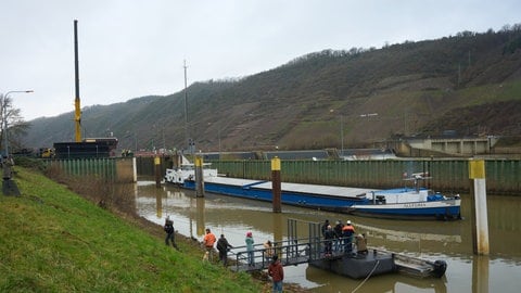 Das Motorschiff "Allegria" fährt als erstes Schiff nach der Notschleusung aus der Schleuse Müden. Ein Schiff hatte das Schleusentor am 08.12.2024 gerammt.