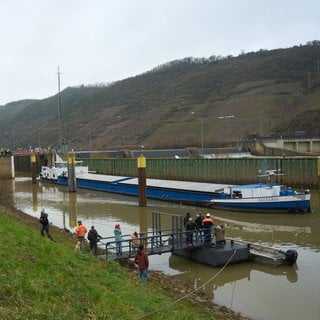 Das Motorschiff "Allegria" fährt als erstes Schiff nach der Notschleusung aus der Schleuse Müden. Ein Schiff hatte das Schleusentor am 08.12.2024 gerammt.