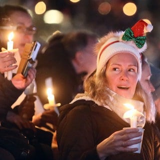 Menschen nehmen am Weihnachtssingen im Ostseestadion teil. Beim ersten Singen waren im Dezember 2019 mehr als 10 000 Menschen zusammengekommen, um Lieder wie "Alle Jahre wieder", "Kommet ihr Hirten" und "Jingle bells" zu singen.