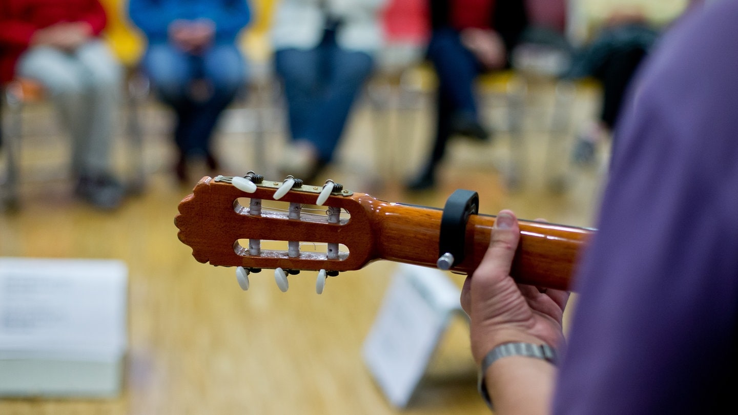 Singkreis mit Gitarre