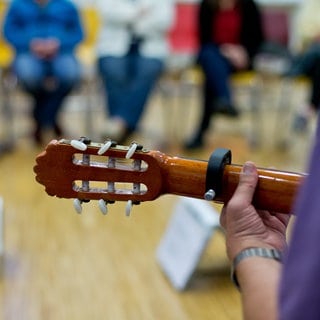 Singkreis mit Gitarre