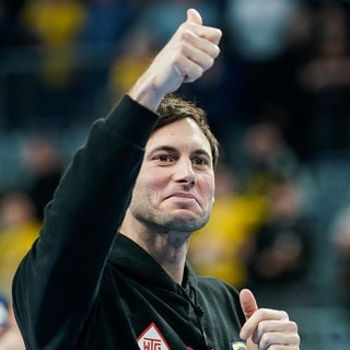 Uwe Gensheimer von den Rhein-Neckar Löwen zeigt in der SAP-Arena mit dem Daumen nach oben.