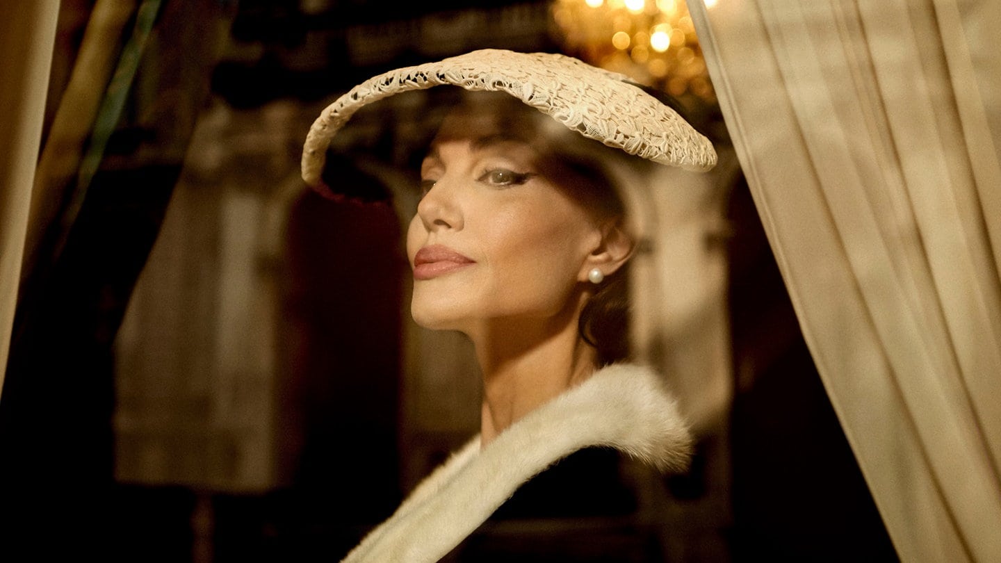 Angelina Jolie als Maria Callas im Porträt.