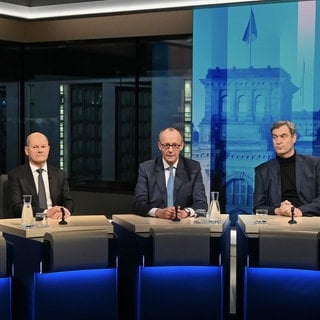 Kanzlerkandidat der SPD, Olaf Scholz, Kanzlerkandidat der CDU, Friedrich Merz und Bayerns Ministerpräsident und CSU-Vorsitzender Markus Söder, nehmen an der "Berliner Runde" von ARD und ZDF teil. (Archivbild)