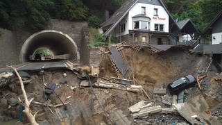 Für den Wiederaufbau in den Hochwassergebieten in Rheinland-Pfalz und NRW sind laut Medienberichten 30 Milliarden Euro über einen Aufbaufonds im Gespräch.