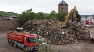 Schuttberge türmen sich nach der Hochwasserkatastrophe im Kreis Ahrweiler auf.