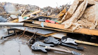Nach der Flutkatastrophe im Ahrtal liegen noch überall Trümmer - wie hier auch Musikinstrumente
