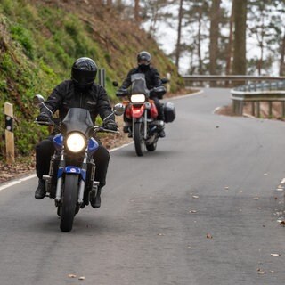 Motorradfahrer sind bei Trier unterwegs. Es ist Frühling, die Motorradsaison hat erneut begonnen.