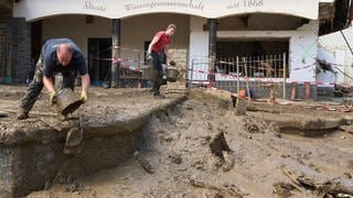 Mayschoß: Helfer beseitigen nach der Hochwasserkatastrophe die Schlammreste in den Häusern. 