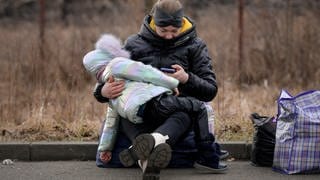 Eine Frau, die vor dem Konflikt in der benachbarten Ukraine geflohen ist, wartet mit ihrem Kind an der rumänisch-ukrainischen Grenze auf ein Transportmittel. Wegen des russischen Angriffs auf die Ukraine sind nach Angaben des UN-Flüchtlingshilfswerks (UNHCR) etwa 368.000 Menschen auf der Flucht.
