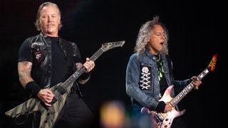 James Hetfield (l), Frontsänger der US-Metal-Band Metallica, und Kirk Hammett, Gitarrist., auf der Bühne. 