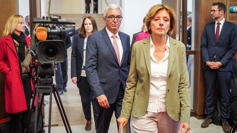 Der rheinland-pfälzische Innenminister Roger Lewentz (SPD, M) kommt gemeinsam mit der Ministerpräsidentin von Rheinland-Pfalz, Malu Dreyer (SPD, r), zu einer Pressekonferenz, bei der er seinen Rücktritt bekanntgab. (Foto: dpa Bildfunk, picture alliance/dpa | Frank Rumpenhorst)