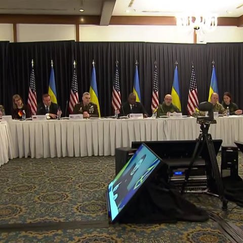 Ukraine-Überblick: Ramstein-Konferenz ohne Zusage für Kampfpanzer – der Tag