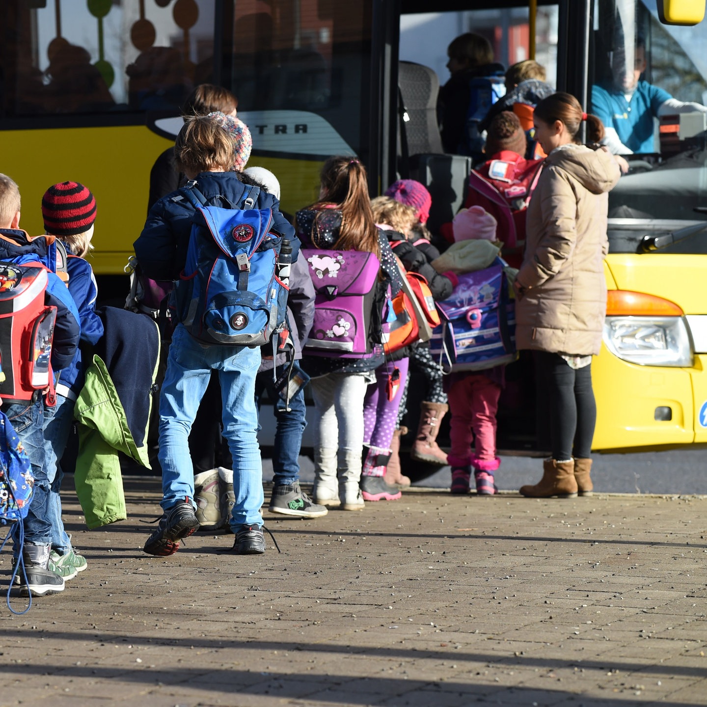 Schüler- Und Elternvertreter: "49-Euro-Ticket Für Alle Schülerinnen In ...