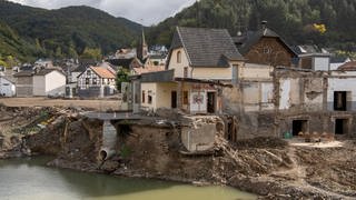 Weitgehend zerstört präsentiert sich der Ortskern von Rech im Ahrtal drei Monate nach der Flutkatastrophe vom Juli.