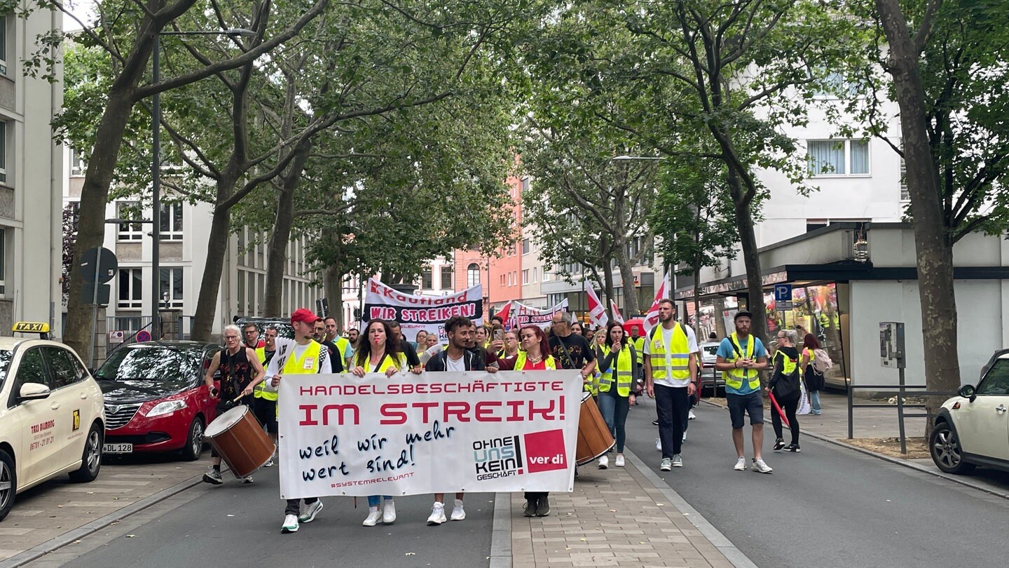 Rund 800 Beschäftiigte Bei Warnstreiks Im RLP-Einzelhandel - SWR Aktuell