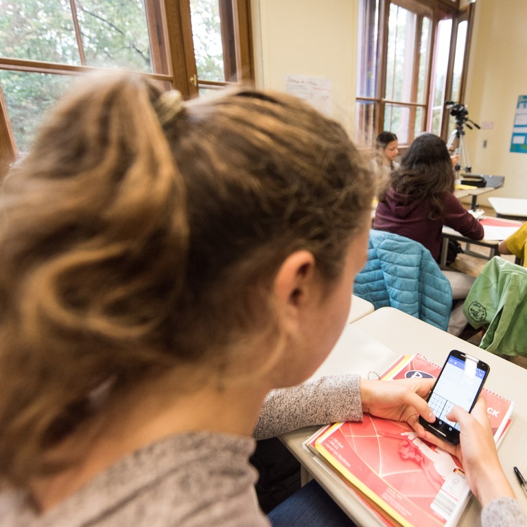 Handyverbot An Schulen | Direktor: Kinder Tricksen Mit Zweithandy ...