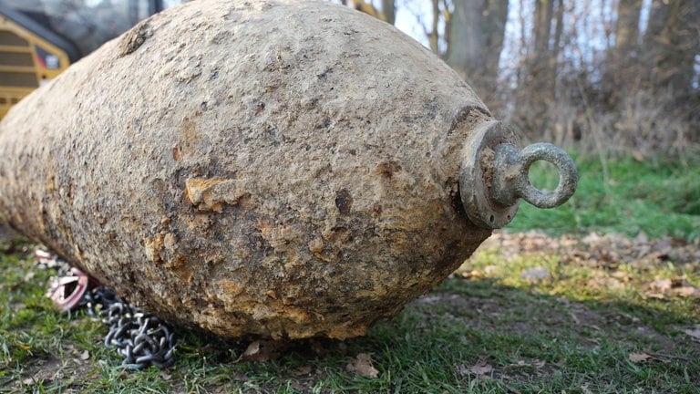 Annweiler: Weltkriegsbombe Im Wald Ist Entschärft, Verkehr Läuft - SWR ...