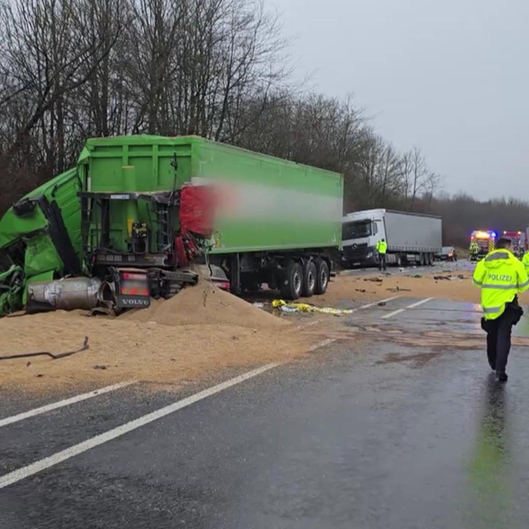 Schwerer Unfall Mit Zwei Lkw Auf B51 - SWR Aktuell