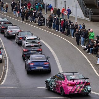 Carfriday am Nürburgring - großer Andrang, Autos in einer Schlange und Menschen säumen den Straßenrand