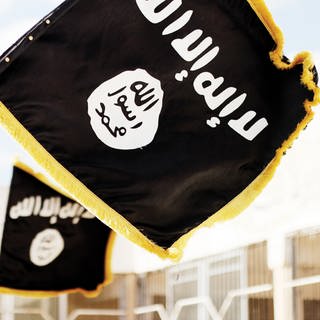 Flagge der Terrormiliz IS. Ein 35-jähriger Mann aus Isny soll in Syrien für den "Islamischen Staat" aktiv gewesen sein.
