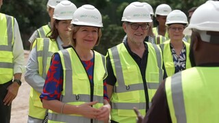 Ministerpräsidentin Malu Dreyer besucht in Ruanda ein Werk der Firma BioNTech.