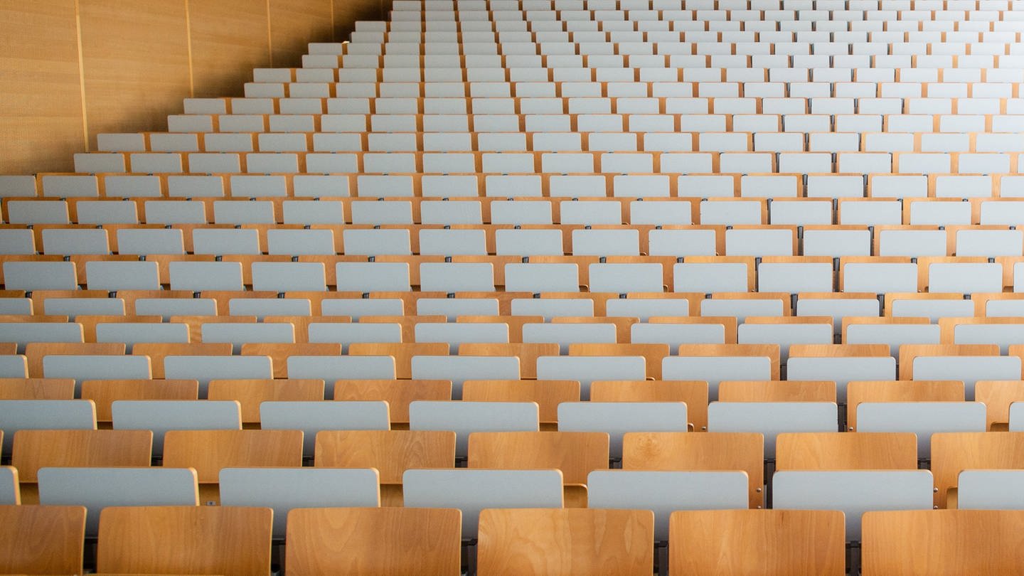 Ein leerer Hörsaal - an den Unis in Rheinland-Pfalz soll es im Wintersemester 21/22 wieder eingie Präsenzveranstaltungen geben.