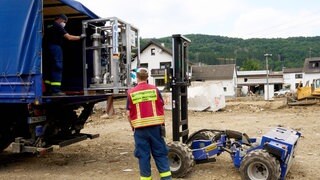 THW-Helfer kümmern sich um Trinkwasseraufbereitungsanlage