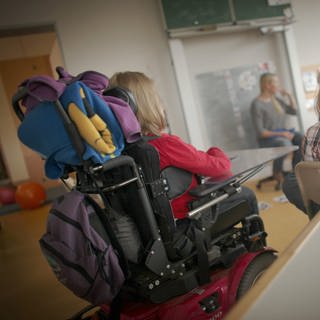 Eine Schülerin im Rollstuhl