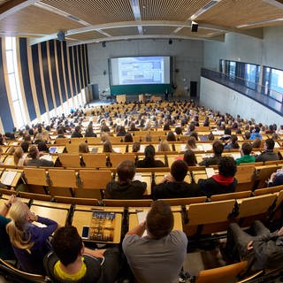 Studierende in einem Hörsaal der Uni Koblenz-Landau