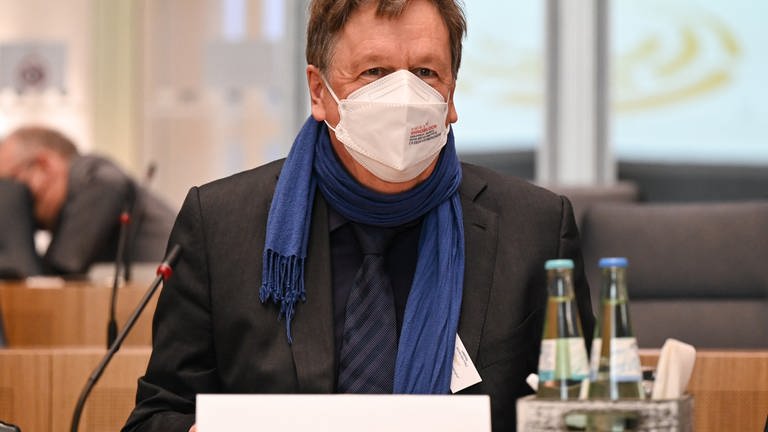 Jörg Kachelmann, Schweizer Meteorologe und Geschäftsführer der Kachelmann GmbH, nimmt an der Sitzung des Untersuchungsausschusses des rheinland-pfälzischen Landtags zur Flutkatastrophe im Plenarsaal teil.