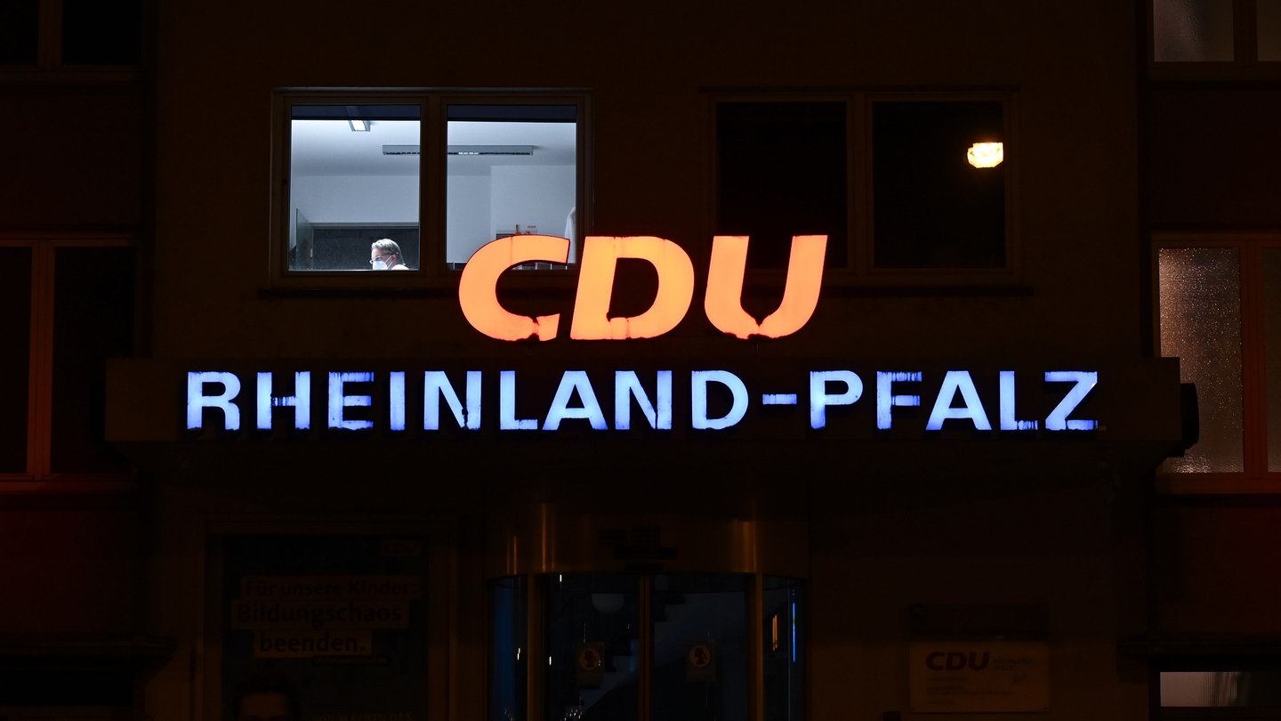 In einem Büro der Parteizentrale der CDU Rheinland-Pfalz wird am Abend der Landtagswahl noch gearbeitet.