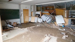 Blick in ein zerstörtes Klassenzimmer des Peter-Joerres-Gymnasiums in Bad Neuenahr-Ahrweiler