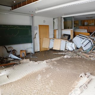 Blick in ein zerstörtes Klassenzimmer des Peter-Joerres-Gymnasiums in Bad Neuenahr-Ahrweiler