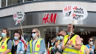 Beschäftige in Groß- und Einzelhandel stehen bei einem Streik in der Innenstadt. Die Gewerkschaft Verdi hat erneut zum Warnstreik aufgerufen. 