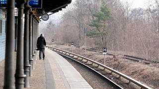 Ein Passant steht alleine an einem Bahnsteig der S-Bahn. Kein Zug im Anmarsch - in Rheinland-Pfalz, wo es beim Ausbau des ÖPNV noch viel zu tun gäbe, ein häufiges Bild.