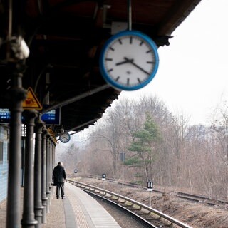 Ein Passant steht alleine an einem Bahnsteig der S-Bahn. Kein Zug im Anmarsch - in Rheinland-Pfalz, wo es beim Ausbau des ÖPNV noch viel zu tun gäbe, ein häufiges Bild.