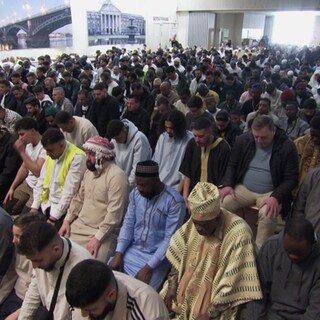 Viele Muslime beten beim Zuckerfest