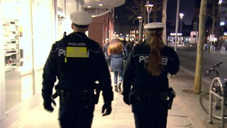 Polizisten partoullieren in der Mainzer Innenstadt