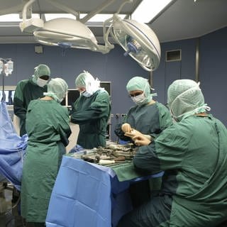 Ärzte im Operationssaal