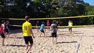 Volleyballplatz mti Schuelern