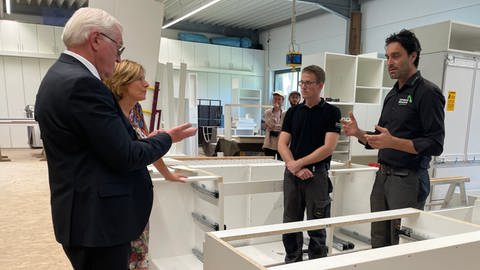 Bundespräsident Frank-Walter Steinmeier (l.) und Ministerpräsidentin Malu Dreyer in der Schreinerei Rönnefarth in Dernau