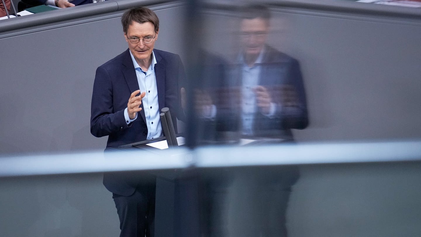 Bundesgesundheitsminister Karl Lauterbach (SPD) hält eine Rede im Bundestag.